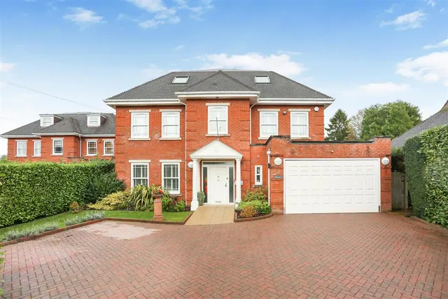 Sutton Lane, Banstead, SM7 3RB, photo 1