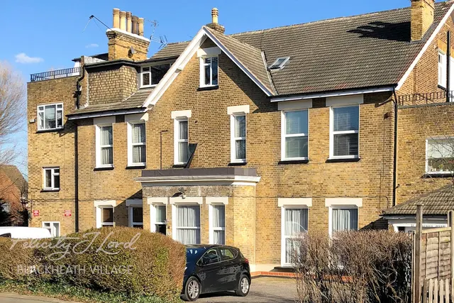 Somertrees Avenue, London, photo 1