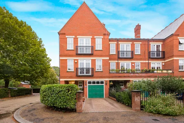 Brandesbury Square, Woodford Green, IG8, photo 1
