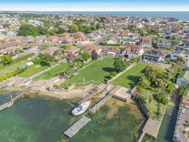 Photo 2 — Eastoke Avenue, Hayling Island, Hampshire, PO11 9QW