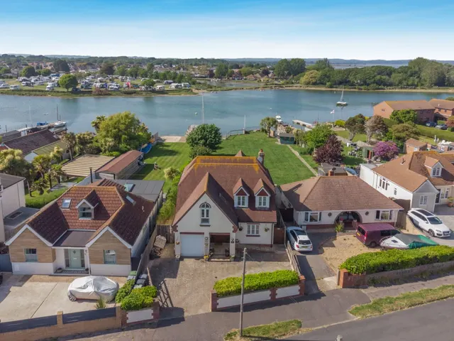 Eastoke Avenue, Hayling Island, Hampshire, PO11 9QW, photo 1