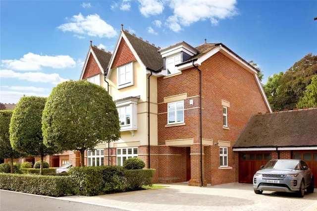 Queen Elizabeth Crescent, Beaconsfield, HP9, photo 1