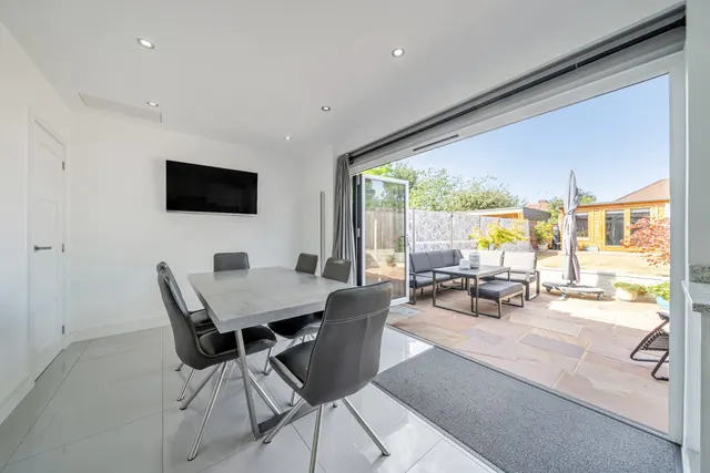 Photo 2 — Beechcroft Avenue, DA7