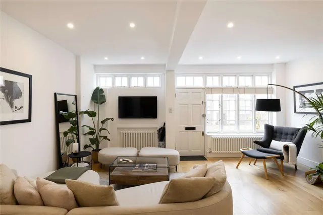 Photo 3 — Ennismore Mews, London, SW7 1AN