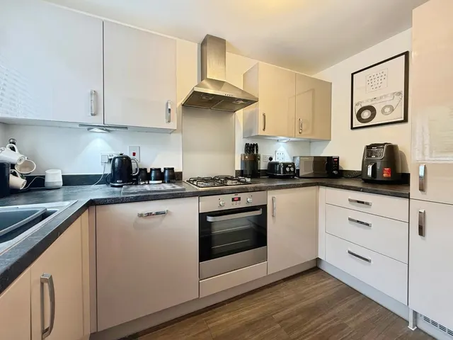 Photo 2 — Blackmoor Drive, Basingstoke, Hampshire, RG24 9QY