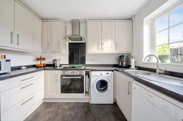 Photo 3 — Glorney Mead, Badshot Lea, Farnham, Surrey, GU9 9NL