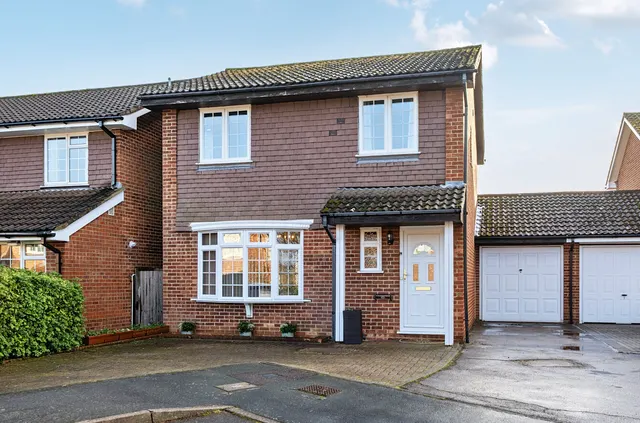 Glorney Mead, Badshot Lea, Farnham, Surrey, GU9 9NL, photo 1