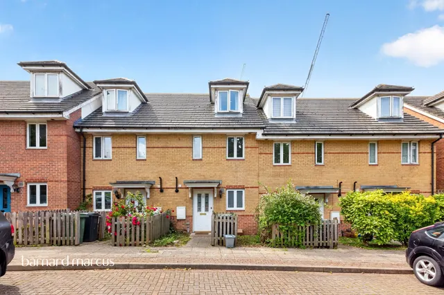 Silver Birch Close, London, photo 1