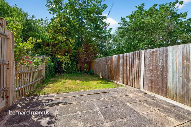 Photo 3 — Silver Birch Close, London