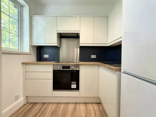 High Road, London, N20 9LN, photo 1