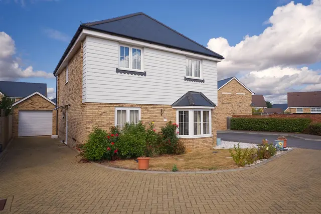 Caffyn Place, Horsham, West Sussex RH12 3XH, photo 1