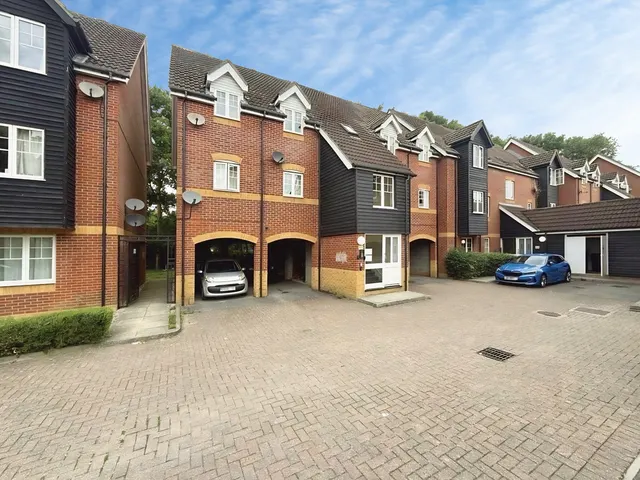 Gould Close, Newbury, Berkshire, RG14 5QN, photo 1