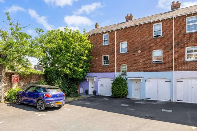 Trafalgar Place, Lymington, Hampshire, SO41 9BN, photo 1
