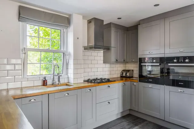 Photo 3 — Trafalgar Place, Lymington, Hampshire, SO41 9BN