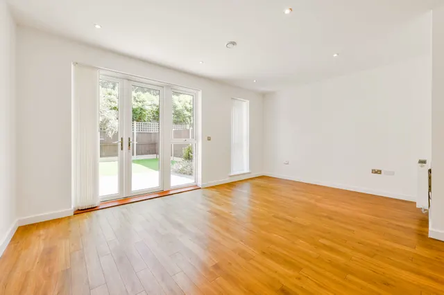 Photo 2 — 9 Reynard Way, Brentford