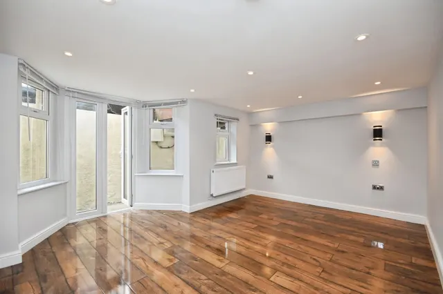 Victoria Road, Warley, Brentwood, photo 1