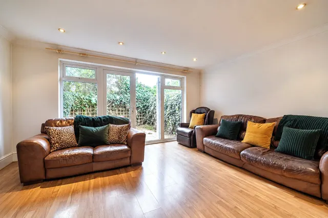 Chesham Court, Northwood, HA6, photo 2