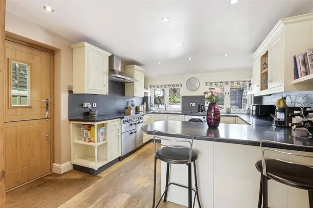 with 3 bedrooms in Albury, Ware, SG11, photo 2