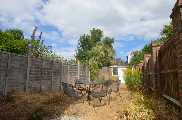 Alexandra Road, Englefield Green, photo 3