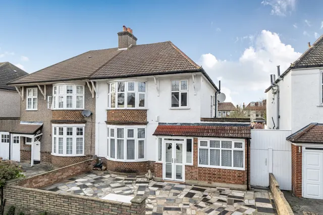 3 bedroom house — Newquay Road, Catford, London, SE6