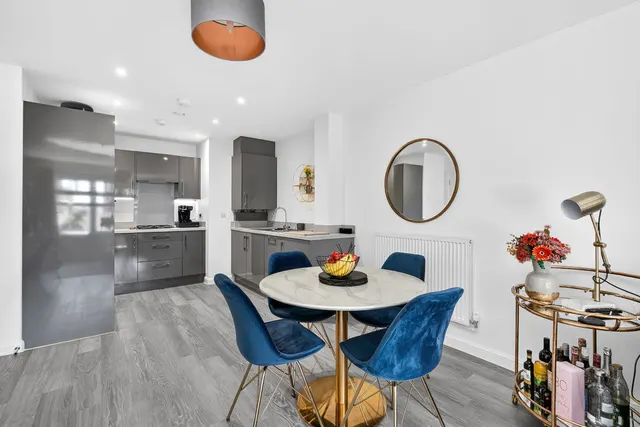Bell Farm Way, Hersham, KT12, photo 2