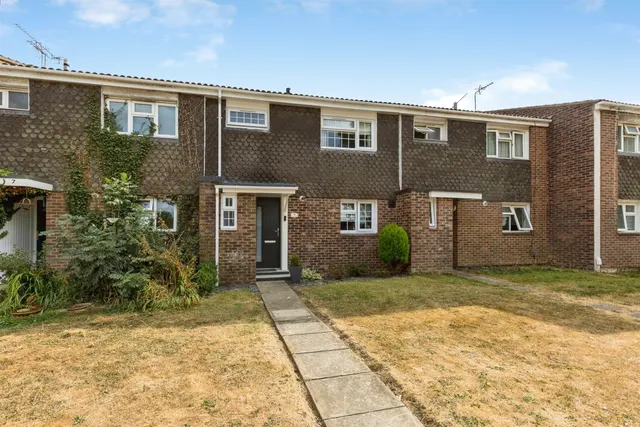Curteys Walk, CRAWLEY, photo 1
