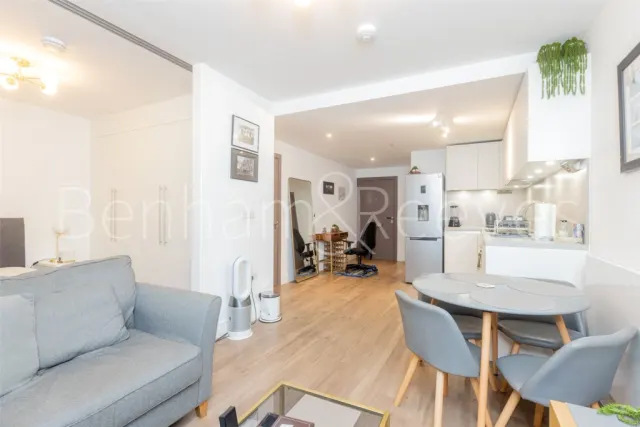 Tierney Lane, Fulham, W6, photo 1