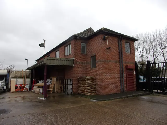 Curzon Drive, Grays, RM17, photo 2