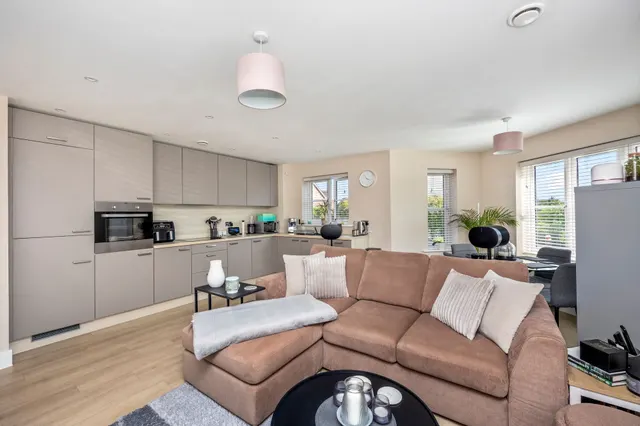 Longhurst Avenue, Horsham, RH12, photo 3