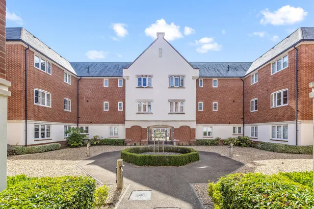 Longhurst Avenue, Horsham, RH12, photo 1