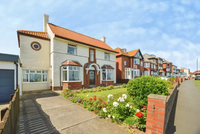 North Promenade, Whitby, YO21, photo 1