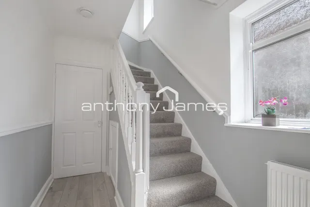 Photo 2 — Dovedale Close, Welling