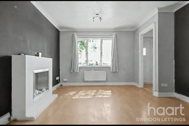 Kingham Close, SN14, photo 3