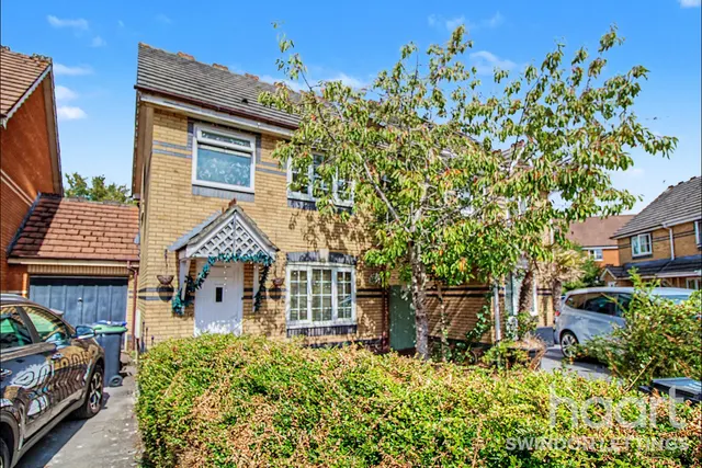 Kingham Close, SN14, photo 1