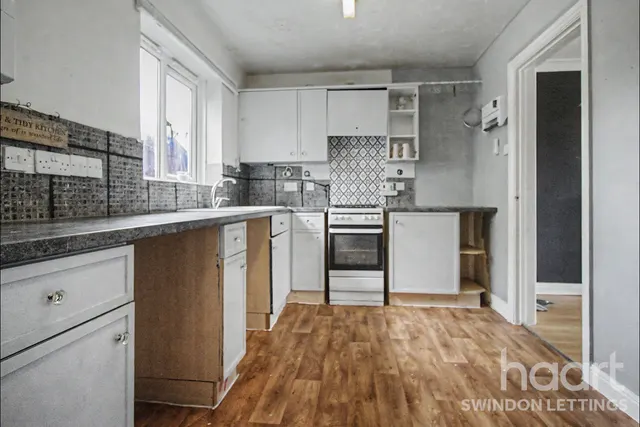 Kingham Close, SN14, photo 2