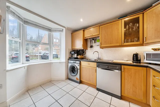 Photo 3 — Helegan Close, BR6