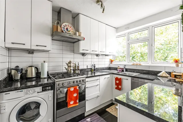 Falkland Grove, Dorking, RH4, photo 2