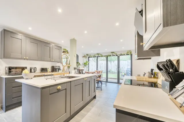 Carters Close, Hale, SP6, photo 2