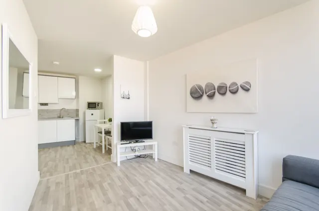 654 Garratt Lane, London, photo 1