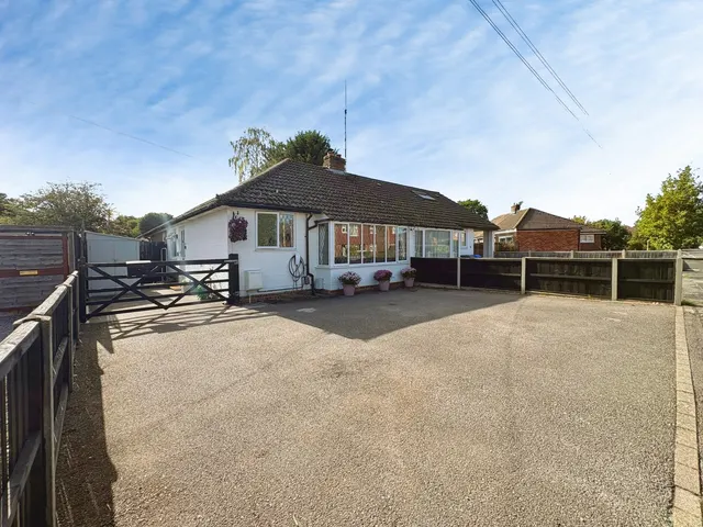 Farnham Road, Fleet, GU51, photo 1