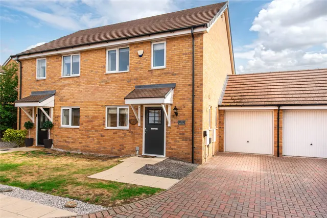 Blake Close, Towcester, NN12, photo 1