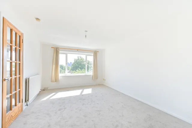 89 Buckingham Avenue, Greenford, photo 1
