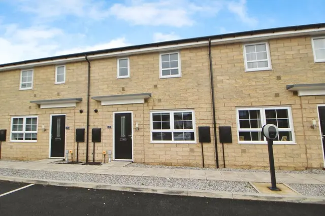 Atherton Court, Mottram, SK14, photo 1
