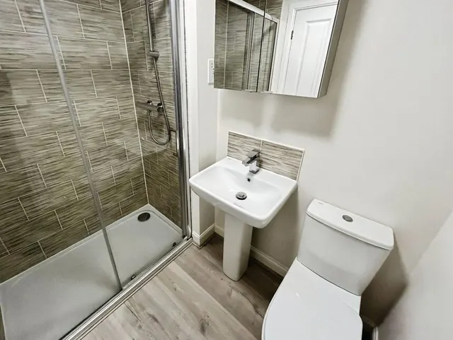 Atherton Court, Mottram, SK14, photo 3