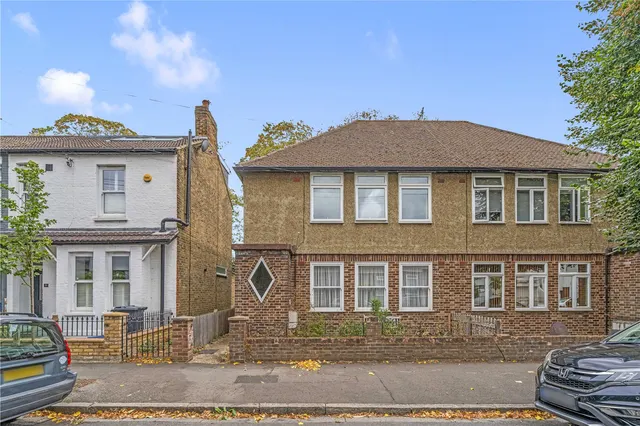 Warfield Road, Hampton, TW12 2AY, photo 1