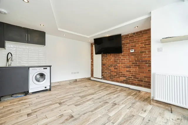 Photo 2 — Kingsway Court, Leeds