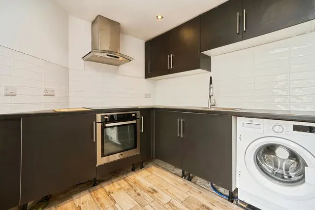 Photo 3 — Kingsway Court, Leeds