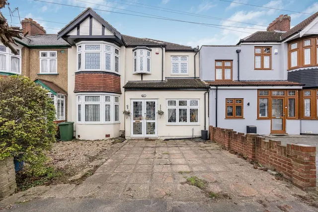 Glenthorne Gardens, Ilford, Essex, IG6 1LB, photo 1