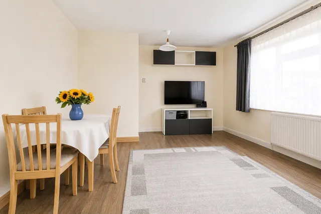 Photo 2 — Stirling Close, Rainham, RM13