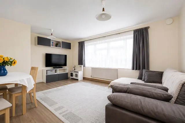 Photo 3 — Stirling Close, Rainham, RM13